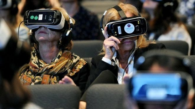 Шлемы виртуальной реальности на головах тех, кто пришел на вечер встречи с Линетт Уоллворт (2016 г.). Фото: GI/BBC