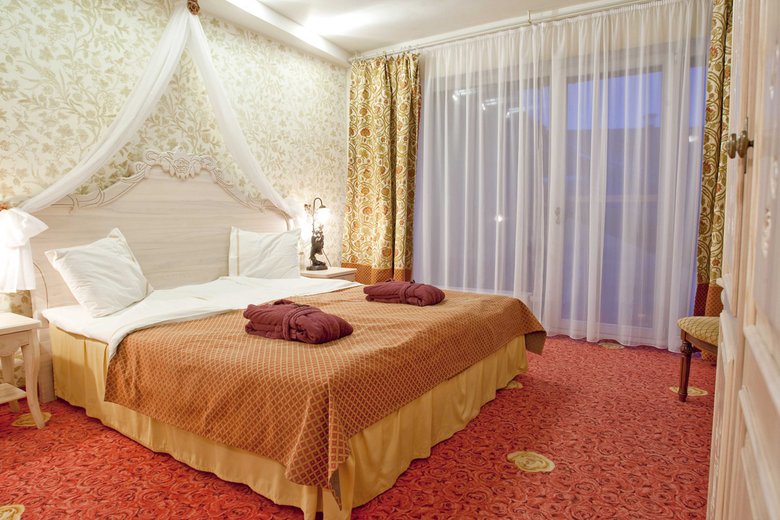 Интерьер отеля выполнен в романтическом стиле