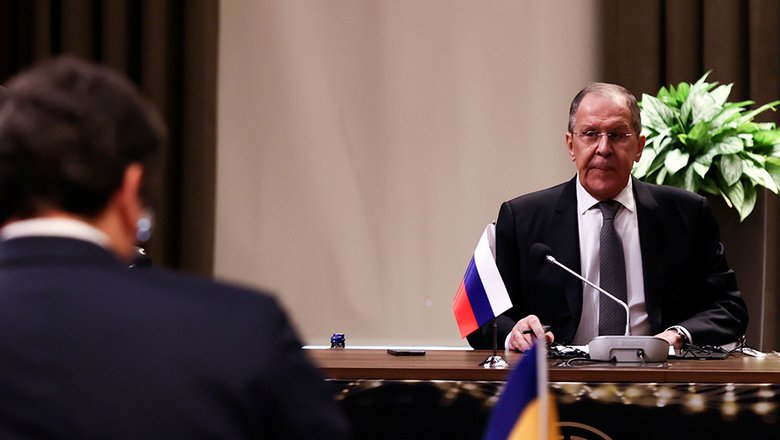 Lavrov dijo que Estados Unidos no permite que Ucrania acepte las demandas de Rusia. 2 Lavrov dijo que Estados Unidos no permite que Ucrania acepte las demandas de Rusia.