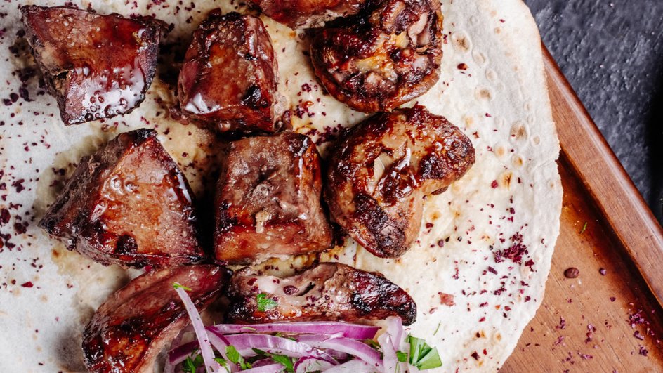 Шашлык, лук, мясо жареное Шашлык, лук, мясо жареное
