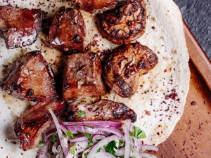 Шашлык, лук, мясо жареное