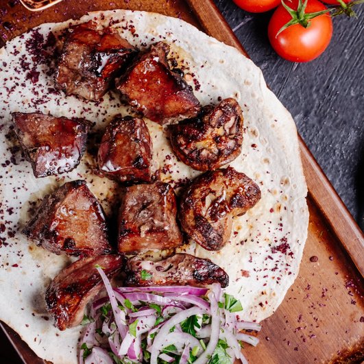 Шашлык, лук, мясо жареное Шашлык, лук, мясо жареное