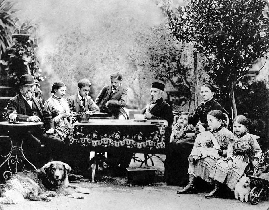 Готтлиб Даймлер с семьей и собакой Белло, около 1885 года