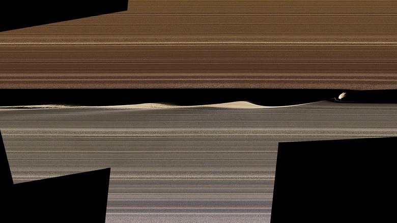 Дафнис, одна из лун Сатурна, окруженная кольцами, и волны, которые она поднимает в зазоре Килера. Изображения, собранные на близких орбитах Кассини в 2017 году, дают новое представление о сложной работе колец. Фото: НАСА / JPL-Caltech / Институт космических наук