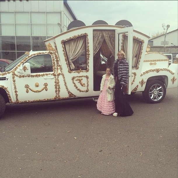«Золотую эту карету я давно приметила! Самый подходящий для нас транспорт!» — поделилась Волочкова