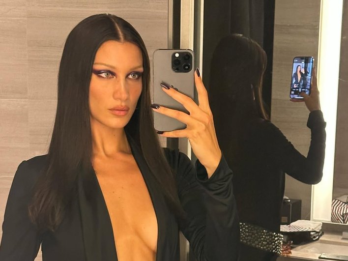 Белла Хадид фотографируется в зеркале