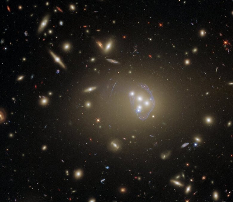 Слияние галактик в 1,4 млрд световых лет от Земли — один из фототрофеев Хаббла. Источник: ESA / Hubble