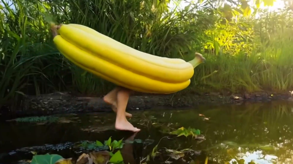 Банан с ногами