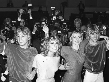 Slide image for gallery: 10453 | 1981: Bucks Fizz, Великобритания. Группа собралась специально для «Евровидения» и после выигрыша продолжила гастролировать по Европе. Спустя 38 лет Bucks Fizz все еще существуют, правда, из «победного» состава остался тольк
