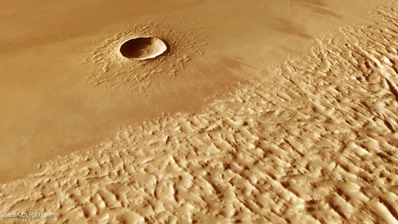 Кратер и складчатая местность на Марсе.