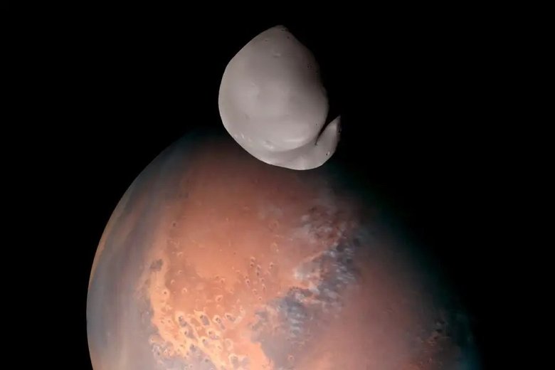Cнимок меньшего спутника Марса, Деймоса, на фоне Красной планеты. Фото: Emirates Mars Mission.