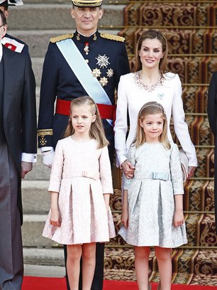 Slide image for gallery: 4051 | Комментарий «Леди Mail.Ru»: Новый король появился перед испанским народом в военном мундире, а его супруга Летиция прекрасно выглядела в белом костюме от Felipe Varela – это любимый бренд королевы, которая давно поддерживает