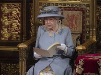 Content image for: 521907 | Королева Елизавета II вышла в свет впервые со дня похорон мужа