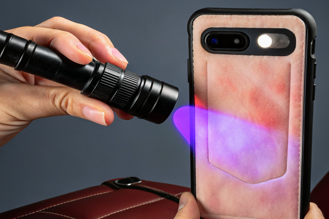 Skincase: чехол из искусственной кожи, который «обгорает» на солнце и предупреждает об УФ-излучении