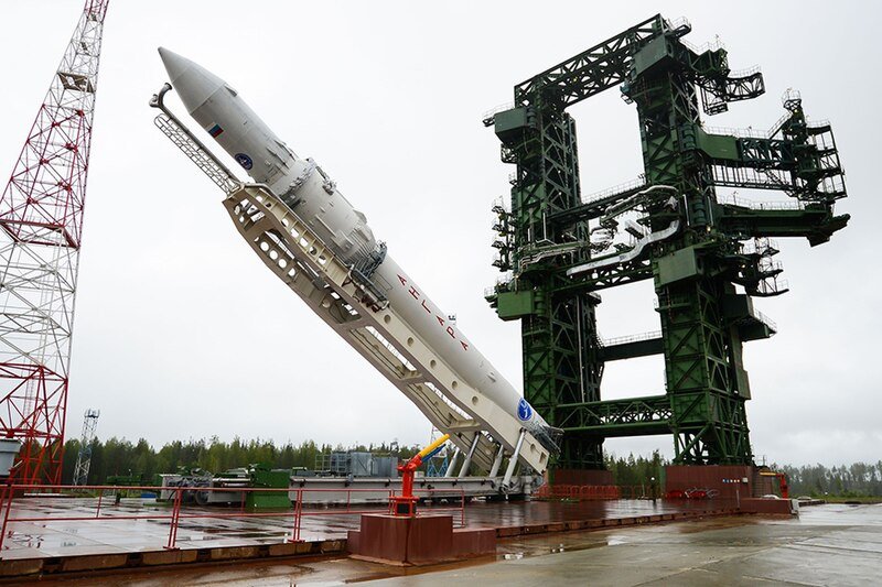 Ракета на стартовой площадке, расположенная в вертикальном положении, готовится к запуску. Ракета на стартовой площадке, расположенная в вертикальном положении, готовится к запуску.