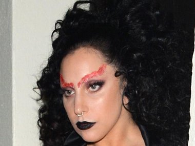 Slide image for gallery: 11009 | Леди Гага. В поддержку своего эпатажного имиджа певица не опровергает слухи о том, что она постоянно бреет брови. Но если пристальнее приглядеться к ней (не бойся, током не убьет), то станет очевидно: дива обесцвечивает род