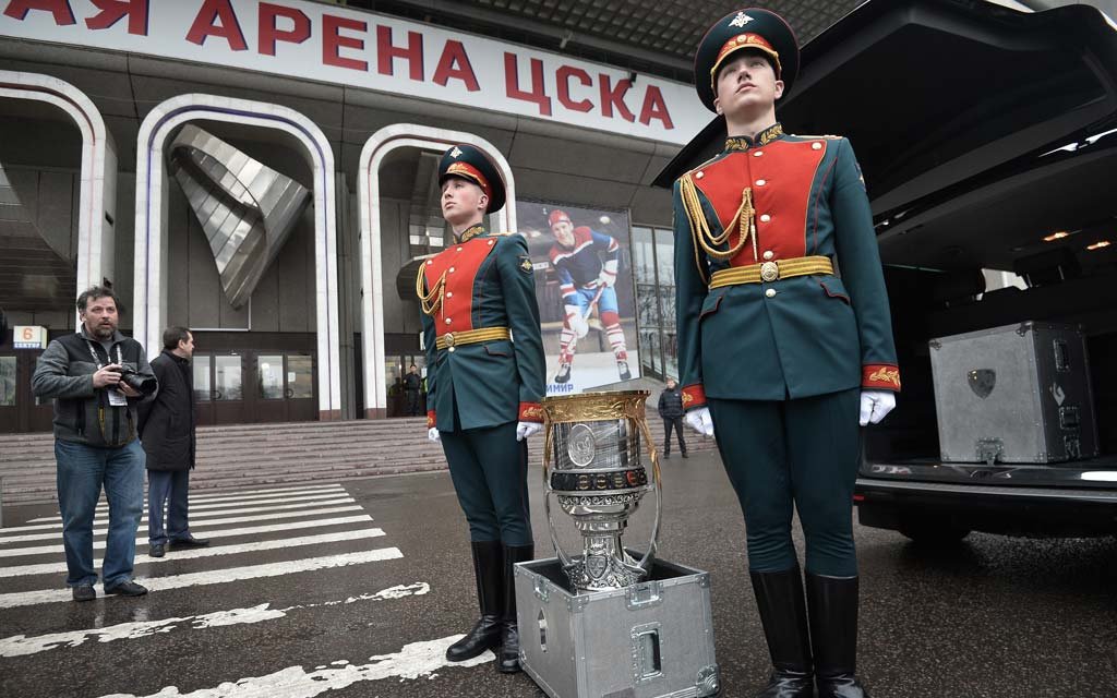 На кубок Гагарина нанесли гравировку после победы «Авангарда». Первые фамилии на ней — Миллер и Дюков