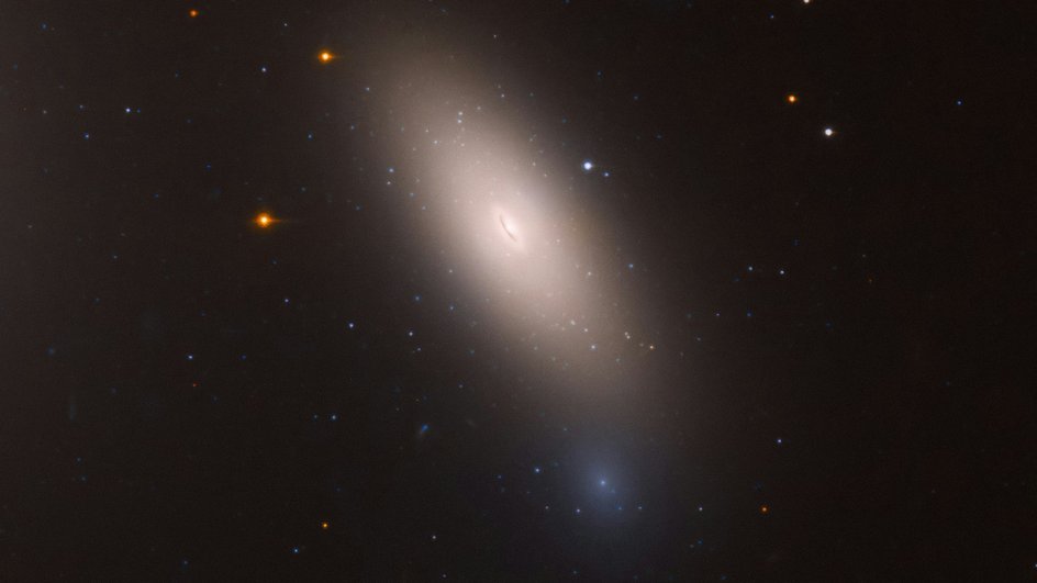 Самый известный пример реликтовой галактики — NGC 1277 Самый известный пример реликтовой галактики — NGC 1277