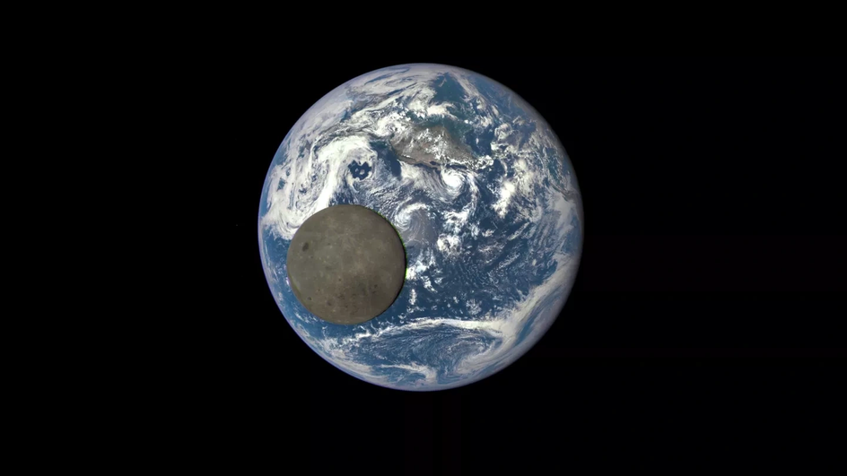 Уникальный снимок Луны на фоне Земли, сделанный с помощью космического аппарата Deep Space Climate Observatory (DSCOVR).