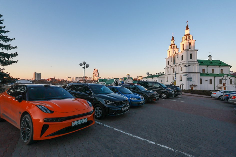 Автомобильная стоянка около Свято-Духова кафедрального собора в Минске Автомобильная стоянка около Свято-Духова кафедрального собора в Минске
