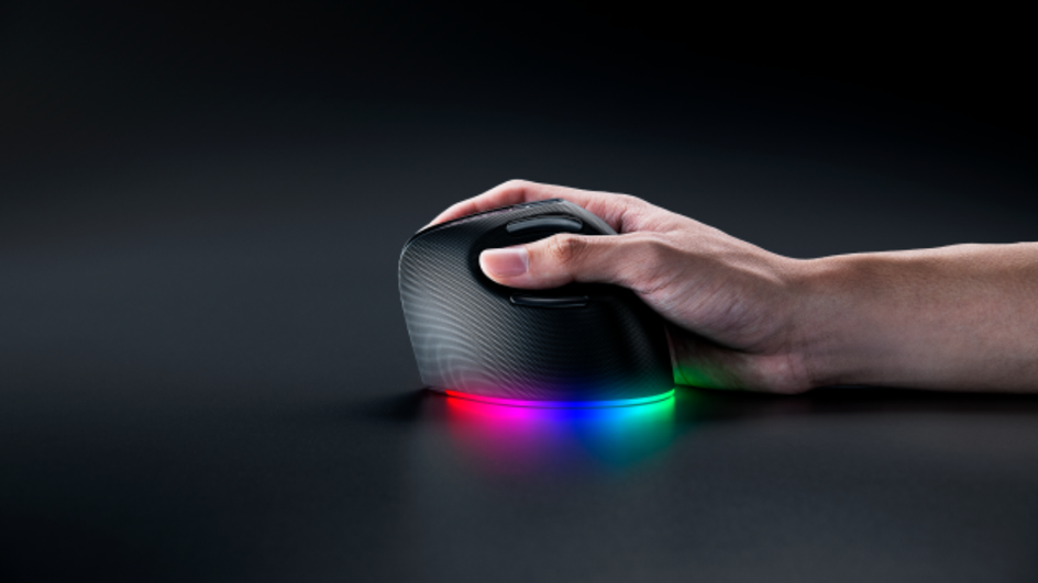 Razer Pro Click V2 Vertical Edition в руке Razer Pro Click V2 Vertical Edition в руке