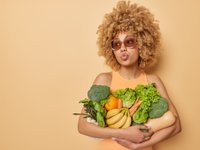 девушка ест овощи