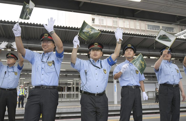 Японские железнодорожники и их белые перчатки