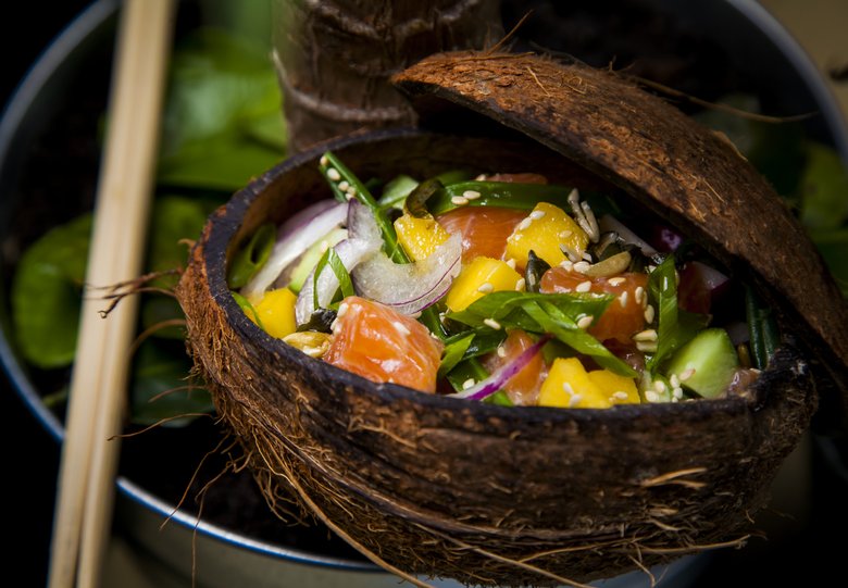 В ресторане Christian в кокосе на льду подается поке из лосося — популярный на Гавайских островах салат из рыбы и морепродуктов