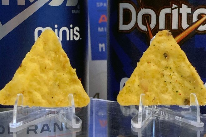 Слева Doritos «Zero Gravity Cool Ranch» из космоса, а справа аналог с Земли