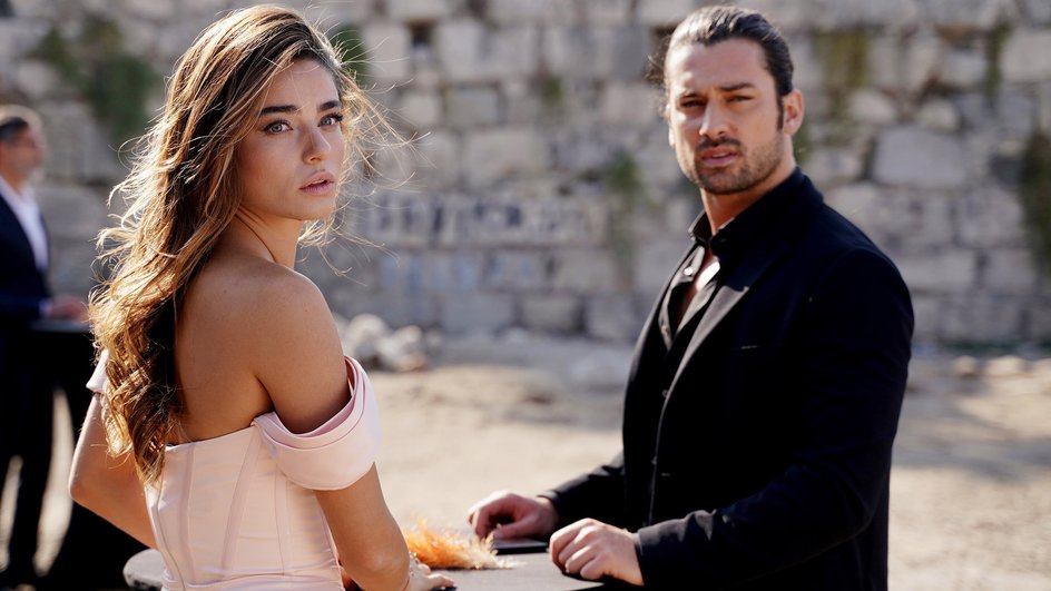 Айча Айшин Туран в сериале «Сказка на острове» Айча Айшин Туран в сериале «Сказка на острове»