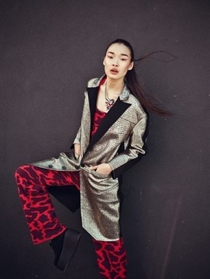 Slide image for gallery: 4455 | Комментарий «Леди Mail.Ru»: Девушка дефилировала в коллекциях известных домов моды