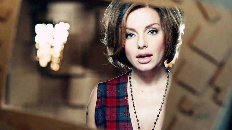Юлия Волкова в клипе на песню «Любовь в каждом мгновении»