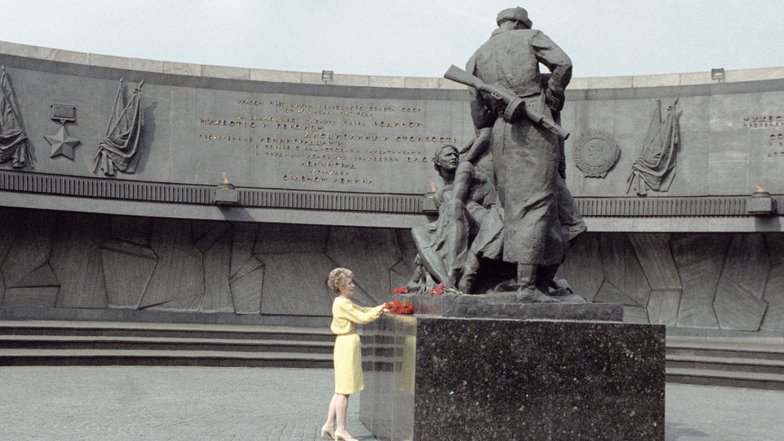 Нэнси Рейган возлагает цветы к памятнику героическим защитникам Ленинграда Нэнси Рейган возлагает цветы к памятнику героическим защитникам Ленинграда