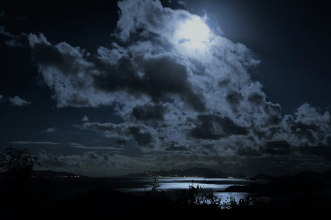 Луна за облаками