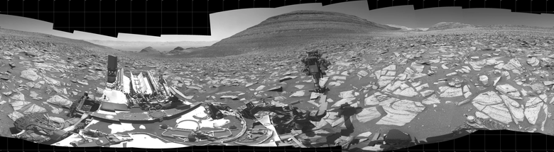 Curiosity заснял эту 360-градусную панораму с помощью своих черно-белых навигационных камер, или Navcams, в месте, где собрал образец из «Секвойи». 