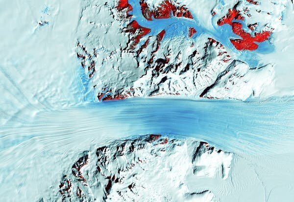 Фото поверхности Антарктиды. Красные пятна — коренной (подледный) рельеф. Фото: USGS.