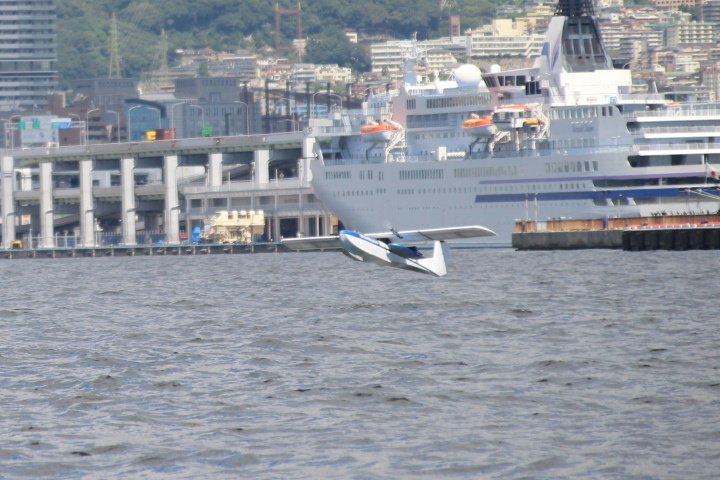 Беспилотник XU-M взлетает с воды