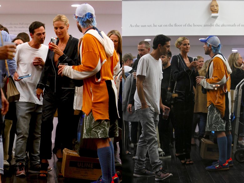 Хайди Клум во время посещения выставки