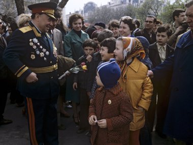 Встречи фронтовиков Великой Отечественной войны в сквере Большого театра Встречи фронтовиков Великой Отечественной войны в сквере Большого театра