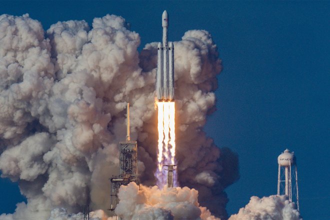 Первый взлет ракеты SpaceX Falcon Heavy Первый взлет ракеты SpaceX Falcon Heavy