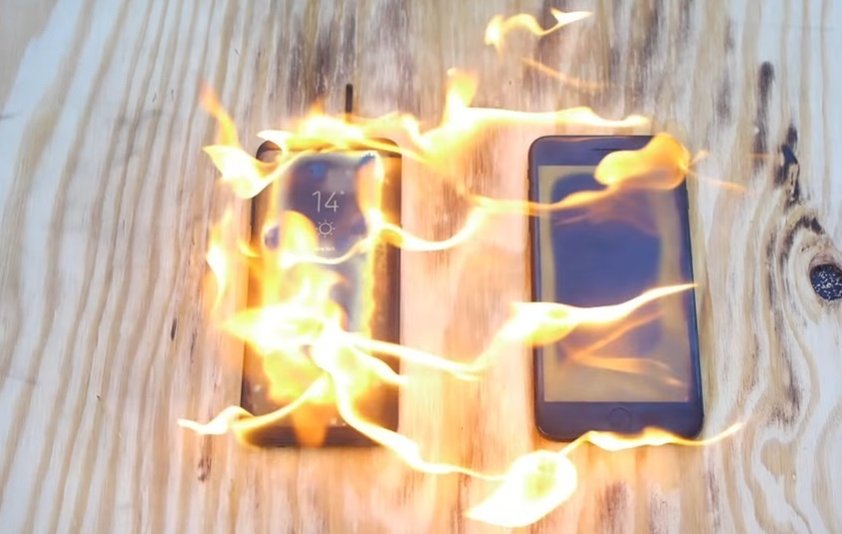 Почему загорелся самсунг. Возгорание смартфона. Горящий смартфон. Воспламенение смартфонов. Смартфон горит.