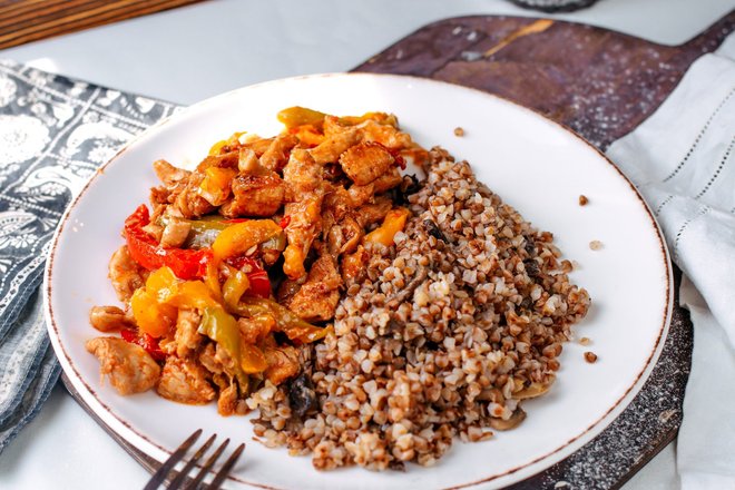 Курица с гречкой