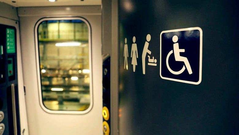 Об инвалидах тоже не забыли — для них туалеты гораздо шире. Фото: Stephen Dowling 
