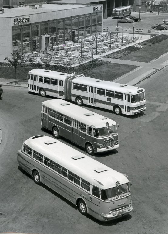Часть венгерской гаммы 1960-х: большой сочлененный Ikarus 180, малый городской автобус семейства 620 и междугородний Ikarus 55.