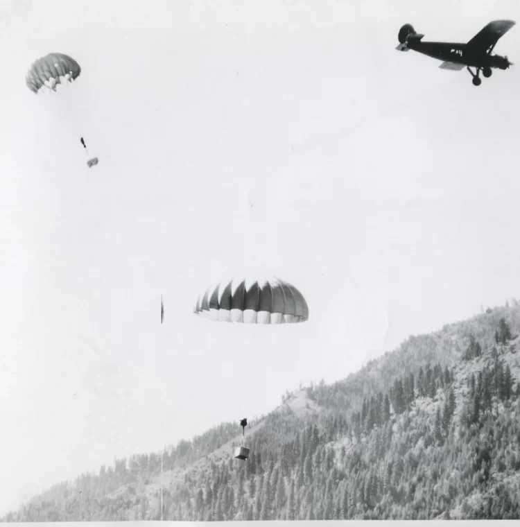 Фото сделано во время переселения бобров в 1940-х годах. Чтобы доставить их в отдаленные районы, использовали парашюты. Фото: Idaho Fish and Game