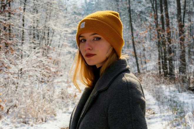 Девушка в зимнем лесу Девушка в зимнем лесу
