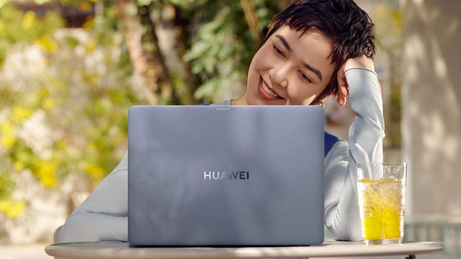 девушка с Huawei MateBook Pro 2025