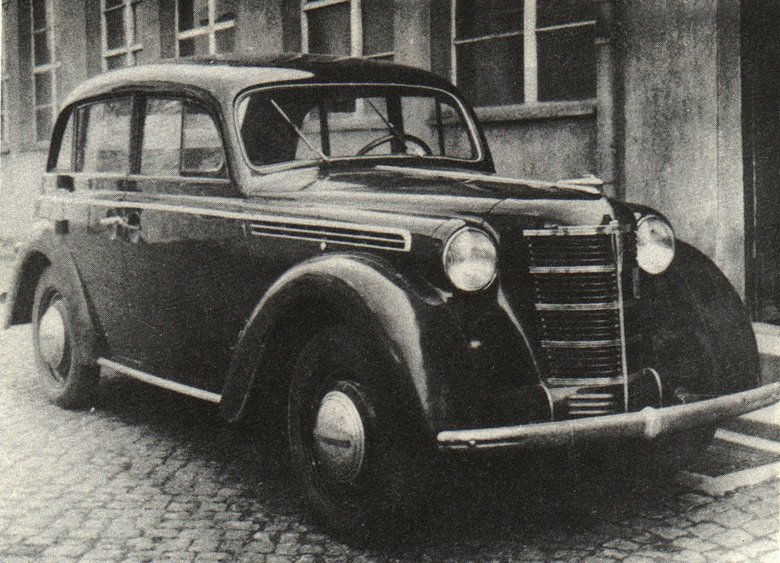 В архивных материалах под этим фото подписано «Стандартный кузов автомобиля «Москвич». Но на фото пока еще Opel