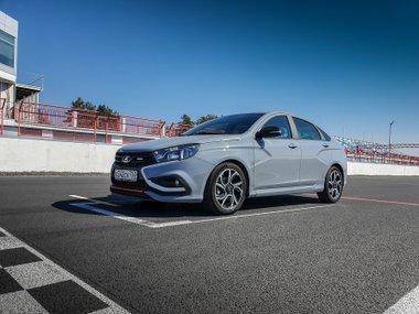 slide image for gallery: 24410 | Физкультура за миллион: Lada Vesta Sport против Skoda Rapid. Видео