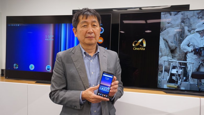 Главный инженер отдела продуктового маркетинга Sony Mobile Хироши Такано (Hiroshi Takano) с Xperia 1 в руках.